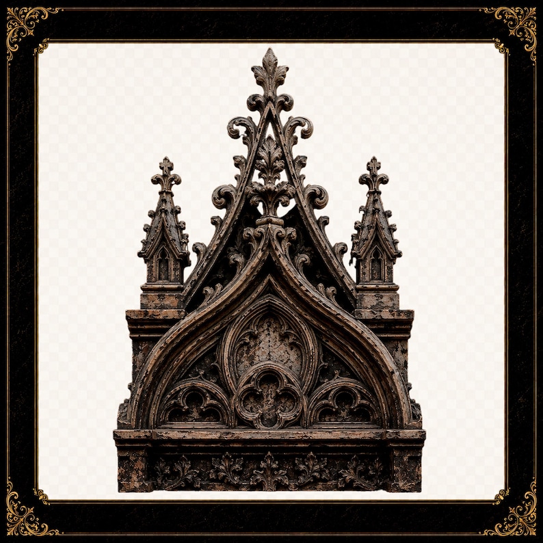 Op de afbeelding: Een donkerbruin, verweerd architecturaal fragment met ingewikkelde uitgesneden details, spitsbogen en pinakels. De structuur vertoont een symmetrisch, gelaagd ontwerp met versierde bladmotieven en een verweerde, verouderde oppervlaktestructuur.
