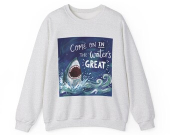 ¡Entra en el agua! Sudadera divertida con cuello redondo y diseño de tiburón blanco.