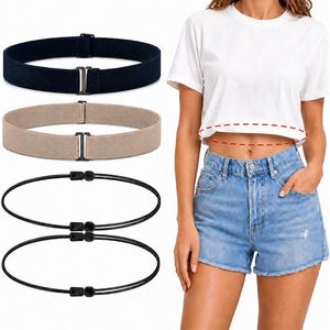 Könnte beinhalten: Ein Set aus vier elastischen Taillengürteln, bestehend aus zwei breiten Stoffbändern in Marineblau und Beige mit Metallhakenverschlüssen sowie zwei dünnen schwarzen Kordelgürteln mit verstellbaren Kunststoffschiebern, gezeigt mit einem weißen T-Shirt und Jeansshorts.