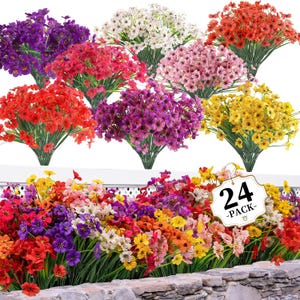 Op de afbeelding: Een 24-pack kunstbloemenboeketten in diverse kleuren, waaronder paars, wit, oranje, roze, rood en geel. Elk boeket bevat meerdere kleine bloesems met groene stengels en bladeren, gerangschikt in een dichte, geclusterde presentatie.