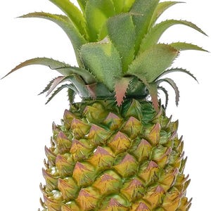 Puede incluir: Un adorno decorativo de piña con un cuerpo texturizado de color amarillo dorado y sutiles reflejos verdes y marrón rojizo. La parte superior consta de un grupo de hojas verdes puntiagudas y erguidas con bordes dentados y realistas.