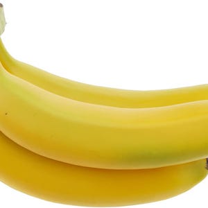 Op de afbeelding: Een tros van drie felgele bananen met gladde, gebogen schillen en een kleine bruine steel aan de bovenkant. Het fruit is gerangschikt in een bundel en vertoont een consistente levendige gele kleur met subtiele groene tinten bij de uiteinden.