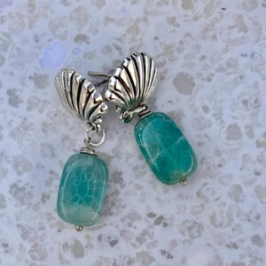 Oorbellen met hangertjes van natuurlijke fluorietschelp, verzilverd, handgemaakte sieraden voor haar.