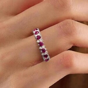 Rubinherz-Ewigkeitsring, Ehering aus Sterlingsilber, Stapelbarer Ewigkeitsring, Geburtssteinring für Juli, Jahrestagsgeschenk für Sie