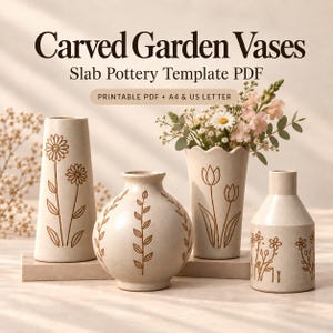 Puede incluir: Carved Garden Vases Slab Pottery Template PDF. Printable PDF A4 & US Letter. Cuatro jarrones de cerámica de color beige claro con tallas florales marrones. Un jarrón cónico alto, uno redondo, uno con borde festoneado y un jarrón tipo botella.