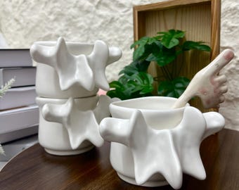 Handgefertigter weißer Keramikbecher mit Wirbelsäulenmotiv, 300 ml, Geschenk für Orthopäden, Kaffeetasse mit Anatomie der menschlichen Wirbelsäule