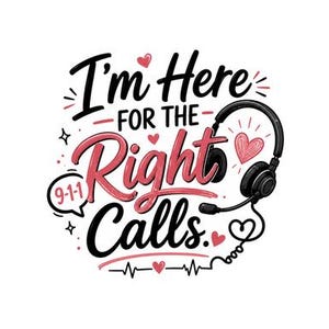 Peut inclure: Un design graphique avec le texte noir I'm Here For The Right Calls, le mot Right étant en rose. L'illustration comprend un casque noir avec microphone, un cœur rose, une bulle 9-1-1 et une ligne de rythme cardiaque.