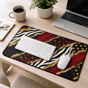 Peut inclure: Un tapis de bureau rectangulaire arborant un motif audacieux de rayures zébrées noires et blanches, des sections rouge foncé et des accents de paillettes dorées. Le tapis est orné de pois noirs et de cercles dorés sous un clavier et une souris.