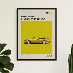 Puede incluir: Una lámina enmarcada con la ilustración de un Mitsubishi Lancer IX descapotable amarillo sobre fondo beige claro. El texto incluye MITSUBISHI LANCER IX, 2005, y especificaciones técnicas: 286 HP, 392 NM, 5.0 SEC, 1450 KG, 250 KM/H y 2.0 L.
