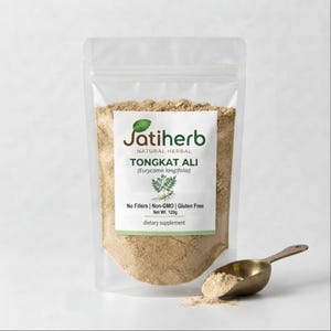 以下が含まれることがあります： 薄茶色のトンカットアリパウダーが入った透明なプラスチック製のスタンドパウチ。ラベルには「Jatiherb Natural Herbal Tongkat Ali (Eurycoma longifolia), No Fillers, Non-GMO, Gluten Free, Net Wt. 120g」と記載されています。パウチの横には小さな金属製のスプーンが置かれています。