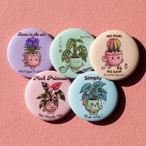 Peut inclure: Cinq badges ronds illustrés de personnages plantes en dessin animé. Un est lavande avec une fleur violette, un vert menthe avec un monstera, un crème avec un cactus, un rose clair avec une plante panachée et un bleu clair avec une plante bleue.
