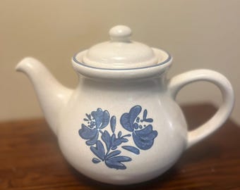Vintage Pfaltzgraff Yorktowne Teekanne | Blaues Blumensteingut-Bauernhaus-Küchen-Dekor