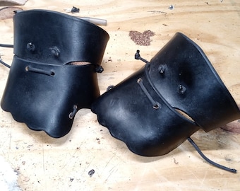 Hardened Leather Scalloped Demi Gauntlets