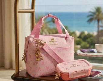 Bolsa térmica mini Stanley x LoveShackFancy con estampado floral y fiambrera de regalo.