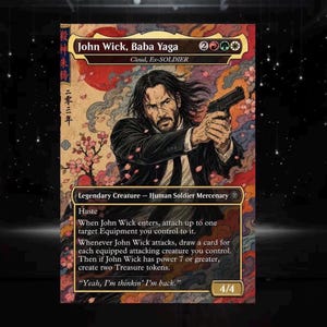 Puede incluir: Una carta coleccionable rectangular con la ilustración de un hombre con traje negro sosteniendo una pistola. El fondo muestra nubes rojas y flores de cerezo. El texto incluye John Wick, Baba Yaga y la cita Yeah, I'm thinkin' I'm back.