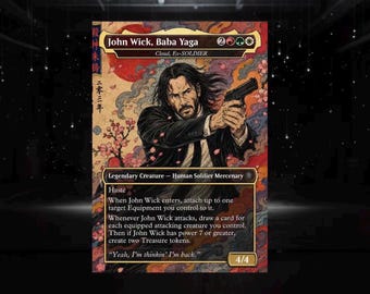 Può includere: Una carta collezionabile rettangolare con l'illustrazione di un uomo in abito nero che impugna una pistola. Lo sfondo mostra nuvole rosse e fiori di ciliegio. Il testo include John Wick, Baba Yaga e la citazione Yeah, I'm thinkin' I'm back.