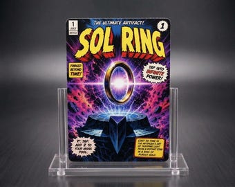 Può includere: Una carta collezionabile rettangolare con un'illustrazione in stile fumetto di un anello dorato che fluttua sopra un piedistallo di pietra scura. Il testo riporta SOL RING, THE ULTIMATE ARTIFACT, FORGED BEYOND TIME, TAP INTO INFINITE POWER.