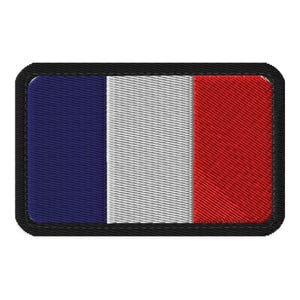 Peut inclure: Un écusson rectangulaire brodé représentant le drapeau national français avec des bandes verticales bleue, blanche et rouge. L'écusson présente une bordure noire épaisse et cousue avec des coins arrondis et une texture en tissu.