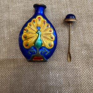 Vintage indisk Champleve påfågelflaska, massiv mässing koboltblå flaska, Dauberpropp från mitten av århundradet