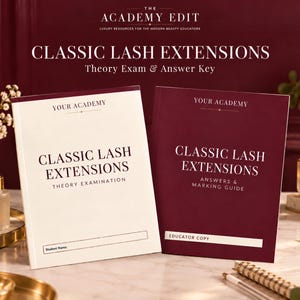 以下が含まれることがあります： Classic Lash Extensionsというタイトルの2冊の教育用小冊子。白い小冊子にはTheory Examinationと記載され、学生名記入欄があります。えんじ色の小冊子にはAnswers & Marking GuideおよびEducator Copyと記載されています。
