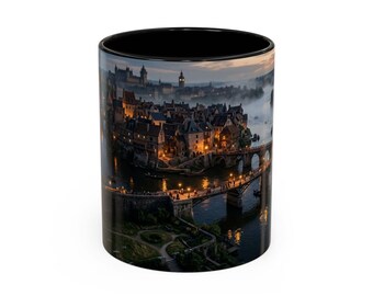 Paisaje urbano brumoso a orillas del río - Taza de fantasía gótica / Taza de café de cerámica