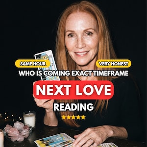 Pode incluir: Um anúncio de serviço de leitura de cartas de tarô com o texto SAME HOUR, VERY HONEST, WHO IS COMING EXACT TIMEFRAME, NEXT LOVE READING e cinco estrelas amarelas. A imagem mostra uma pessoa segurando uma carta de tarô com outras visíveis.