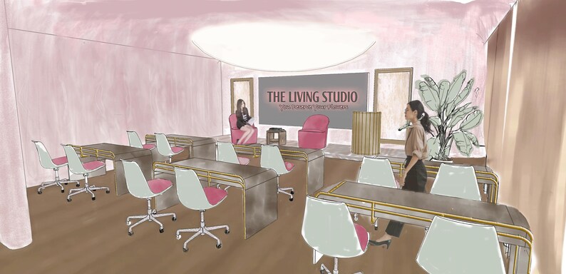 Op de afbeelding: Een studioruimte met rijen metalen bureaus met witte en roze stoelen, een podiumgedeelte met twee roze fauteuils, een houten katheder en een groot scherm met de tekst THE LIVING STUDIO. Een grote kamerplant staat bij het podium.