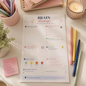 Puede incluir: Una hoja de papel blanca para organizar ideas con secciones para tareas, prioridades, delegación y carga mental. El encabezado dice Brain Dump Empty Your Mind, Regain Focus. Incluye casillas de verificación, iconos y el texto NoTeQuemesbyMaria.