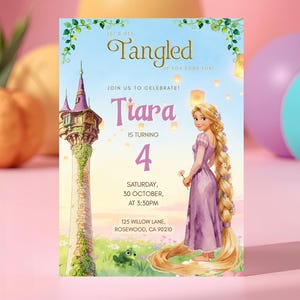 以下が含まれることがあります： 高い石の塔、紫色のドレスを着た長い金髪のキャラクター、小さな緑色のカメレオンが描かれた長方形の誕生日招待状。テキストには「Let's Get Tangled Up For Some Fun」、「Tiara Is Turning 4」、およびイベントの詳細が含まれています。