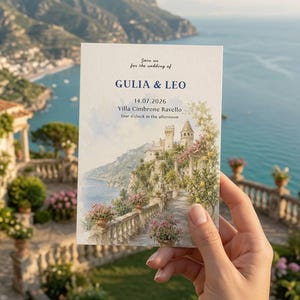 Peut inclure: Une carte d'invitation de mariage rectangulaire avec une illustration à l'aquarelle d'une villa côtière, des balustrades en pierre et des citronniers. Le texte indique : Join us for the wedding of GULIA & LEO, 14.07.2026, Villa Cimbrone Ravello, four o'clock in the afternoon.