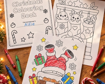 Puede incluir: Un libro de colorear navideño con el texto My Christmas Colouring Book y una línea para un nombre, junto a dos páginas para colorear que muestran una chimenea con calcetines y a Santa atrapado en una chimenea con regalos, rodeado de lápices.