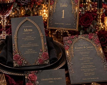 Puede incluir: Un conjunto de papelería de boda gris oscuro con marcos de arco gótico dorados e ilustraciones de rosas rojo intenso. El set incluye un menú, un número de mesa, un programa de ceremonia y una tarjeta de sitio con el nombre Charlotte Hughes.