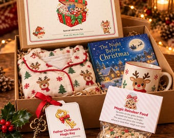 Puede incluir: Una caja de Nochebuena que contiene un pijama color crema con estampado de renos y árboles, un libro The Night Before Christmas, una taza de reno, una bolsa de comida mágica para renos y una llave dorada con una etiqueta.