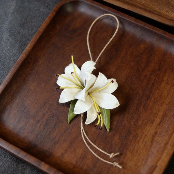 Handgemachte Italienische Leder Lilie Blume Taschenanhänger, Florale Accessoire, Geldbörse Charme, Geschenk für Sie