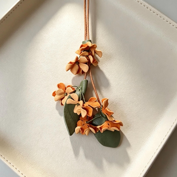 Handgefertigter Taschenanhänger aus Leder mit Osmanthusblüte, floraler Geldbörsenanhänger, Handtaschenaccessoire, Geschenk für Sie