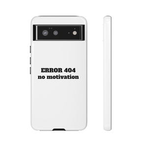 Könnte beinhalten: Eine weiße Smartphone-Hülle mit einem schwarzen horizontalen Kamerabalken an der Oberseite und dem schwarzen Text ERROR 404 no motivation in der Mitte. Die Hülle wird von der Rückseite und im Seitenprofil gezeigt und hat eine glatte Oberfläche.