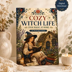 Może przedstawiać: Prostokątny wydruk zatytułowany Cozy Witch Life Folk Magic at Home z 30 stronami do druku. Ilustracja przedstawia osobę w niebieskim kapeluszu czytającą książkę obok kota i domku, w otoczeniu kwiatów, książek oraz ciemnoniebieskiej pieczęci cyfrowej.