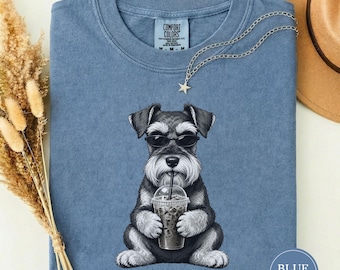 Camiseta engraçada com um Schnauzer tomando café gelado, presente para mãe de Schnauzer, camiseta vintage preta e branca com estampa de cachorro, presente fofo para donos de Schnauzer, camiseta com estampa.