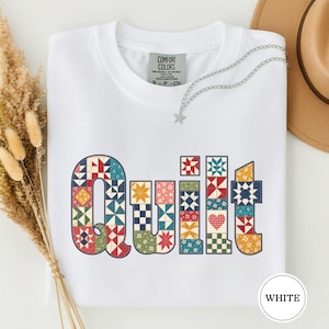 T-shirt avec lettres patchwork, T-shirt patchwork, Mots colorés, Art patchwork, T-shirt pour les passionnés de patchwork, Cadeau créatif, Cadeau pour les amoureux des loisirs créatifs