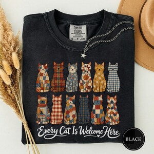 Varje katt är välkommen här-t-shirt, mysig t-shirt med quiltmönster för katter, varm kattälskare-presentt-t-shirt, söt kattradskonst-t-shirt, snäll kattmamma-presentt-t-shirt