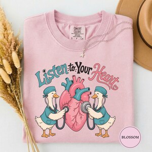 Hör auf dein Herz T-Shirt, Kardiologie-Krankenschwester-Shirt mit Gänsemotiv, Lustiges Geschenk für Kardiologie-Krankenschwestern, Humorvolles Geschenk für Telemetrie-Krankenschwestern, Geschenk für Herzkrankenschwestern, Geschenk für examinierte Krankenpfleger
