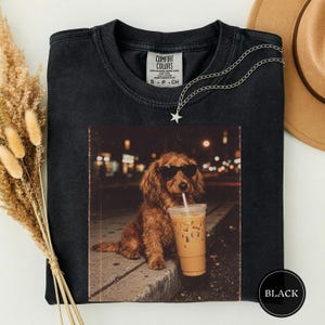 Aprikos Cockapoo Night Street Iced Coffee Tee, Cockapoo hundmamma present, rolig Cockapoo meme tee, Cockapoo älskare present, hundälskare presentidé