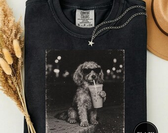 Zabawna koszulka z maltipoo pijącym mrożoną kawę, czarno-biały t-shirt z psem, prezent dla mamy psa maltipoo, zabawna koszulka z memem maltipoo, koszulka z psem kawowym