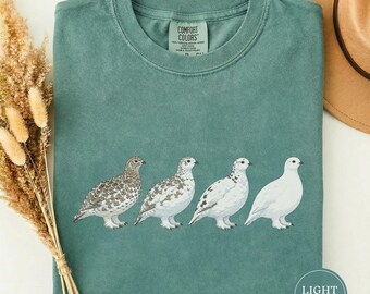 Camiseta Tiny Ptarmigan Row con plumaje invernal, regalo de aves Ptarmigan, camiseta de aves árticas, camiseta minimalista de aves, camiseta de fauna invernal, regalo de Navidad