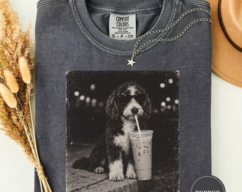 Zabawna koszulka z Sheepadoodle pijącym mrożoną kawę, czarno-biały T-shirt z psem, prezent dla mamy psa Sheepadoodle, zabawna koszulka z memem Sheepadoodle