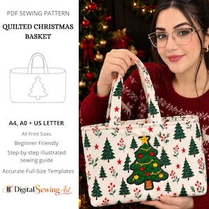 Puede incluir: Un patrón de costura para una cesta de Navidad acolchada en tela blanca con un estampado de abetos verdes, bayas rojas y estrellas. La cesta tiene dos asas y una gran aplicación central de un árbol de Navidad decorado.