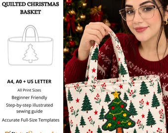 Pode incluir: Um molde de costura para uma cesta de Natal acolchoada em tecido branco com um padrão repetitivo de pinheiros verdes, bagas vermelhas e estrelas. A cesta tem duas alças e uma grande aplicação central de uma árvore de Natal decorada.