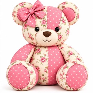Pode incluir: Um urso de peluche feito de tecido patchwork com pain&eacute;is alternados de bolinhas cor-de-rosa e um fundo creme com um padr&atilde;o floral de rosas cor-de-rosa. O urso tem um nariz castanho bordado, olhos pretos e um la&ccedil;o de tecido rosa na cabe&ccedil;a.