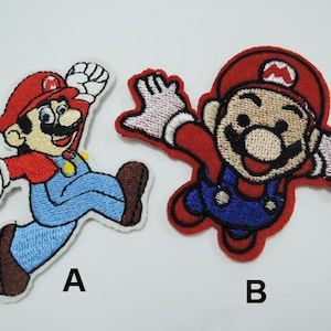 以下が含まれることがあります： ビデオゲームの象徴的なキャラクター、マリオをフィーチャーした、アイロン接着式の刺繍パッチ2つ。最初のパッチは、赤い帽子、赤いシャツ、青いオーバーオールを着て走っているマリオを描いています。2番目のパッチは、赤い帽子、赤いシャツ、青いオーバーオールを着てジャンプしているマリオを描いています。両方のパッチは白い背景です。