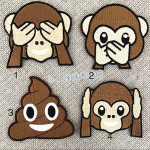 Könnte beinhalten: Vier gestickte Bügelbilder mit den 'Sehe kein Übel, höre kein Übel, sprich kein Übel'-Affen und einem Kack-Emoji. Die Patches sind braun mit weißen und schwarzen Details.